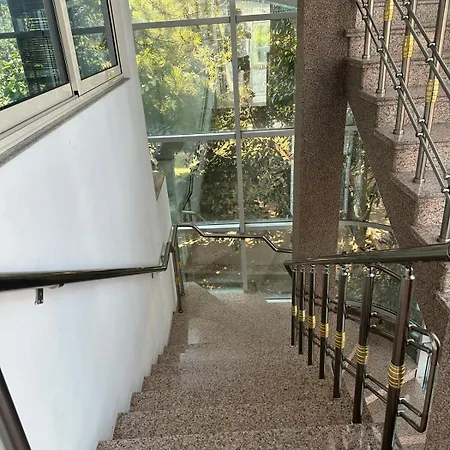 Royals, Mesi Bridge Apartment