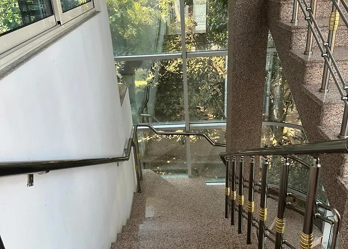 Royals, Mesi Bridge Apartment