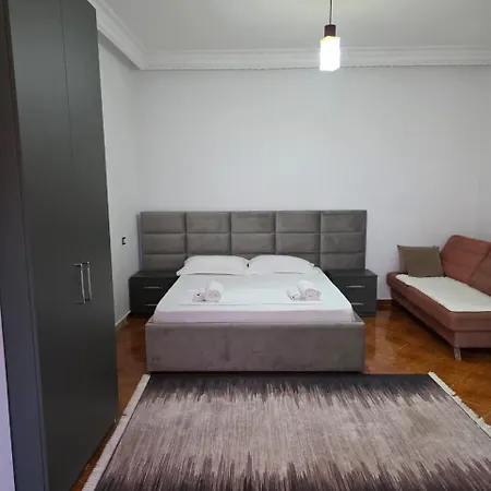 Apartment Royals, Mesi Bridge