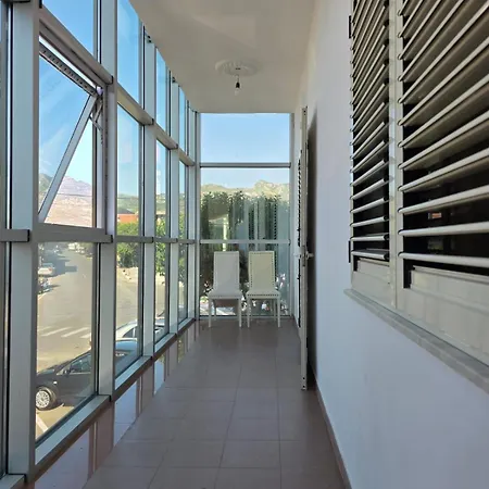 Apartament Royals, Mesi Bridge
