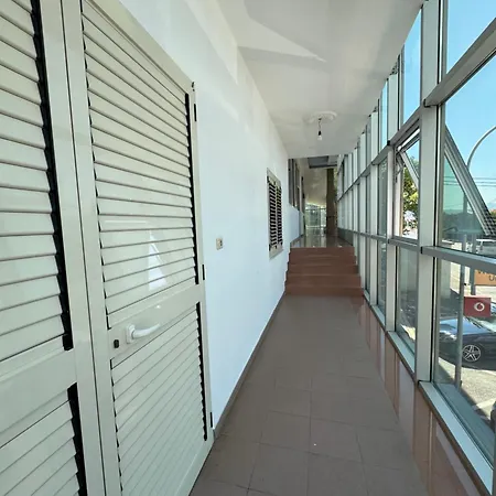 Royals, Mesi Bridge Apartament