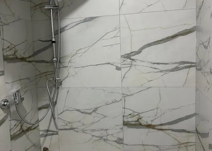 Royals, Mesi Bridge Apartament Szkodra