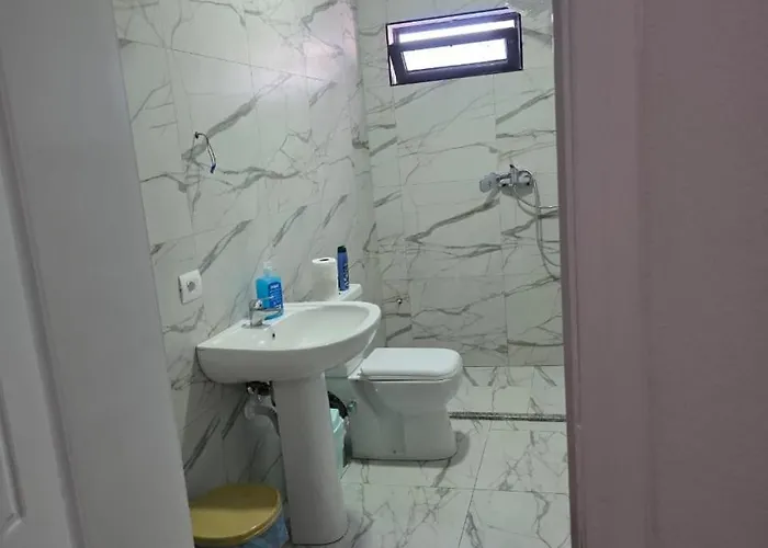 Royals, Mesi Bridge Apartament