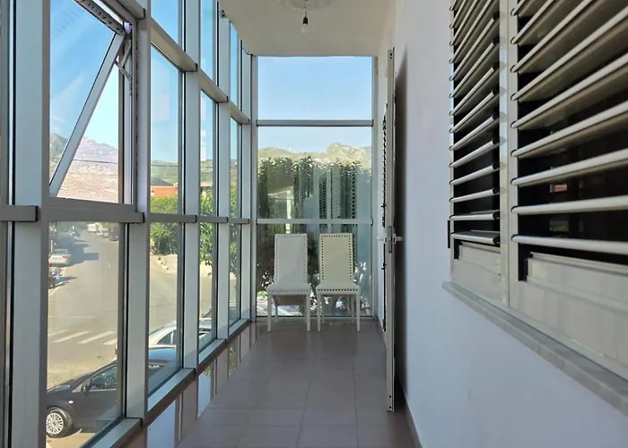 Apartament Royals, Mesi Bridge